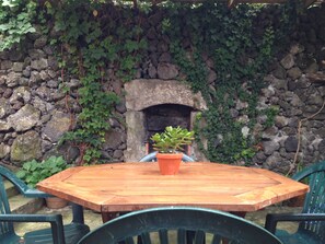 Outdoor dining - "... one of the best bargains on airbnb." (Praia da Vitória)