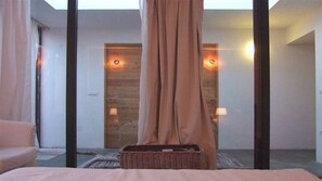 1 bedroom, iron/ironing board, free WiFi, bed sheets - "... one of the best bargains on airbnb." (Praia da Vitória)