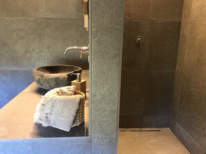 Een douche, een haardroger, handdoeken