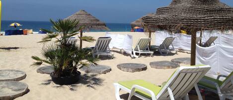 Plage à proximité, chaises longues