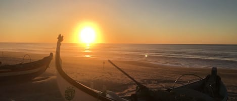 Una spiaggia nelle vicinanze, lettini da mare