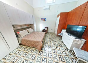 3 bedrooms, desk, soundproofing, iron/ironing board