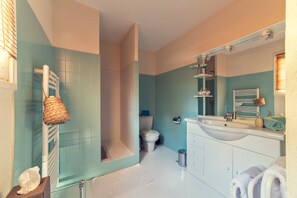 A bathroom with a white sink, a mirror, and a towel rack. - Villa Fontane Provence (La Garde-Freinet)