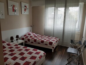 3 habitaciones, escritorio, tabla de planchar con plancha y wifi gratis