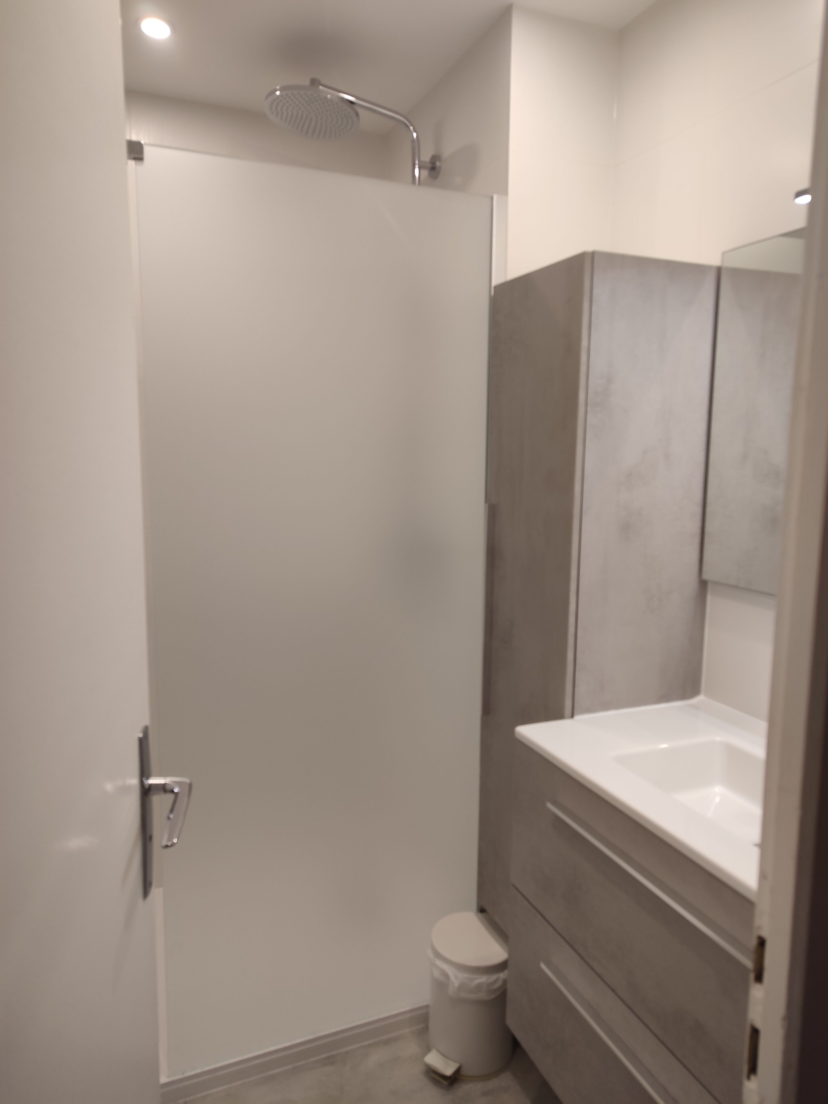 Bathtub, hair dryer, towels, toilet paper
