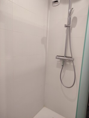 Badewanne, Haartrockner, Handtücher, Toilettenpapier