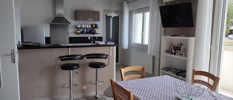 Réfrigérateur, four à micro-ondes, un four, surface de cuisson