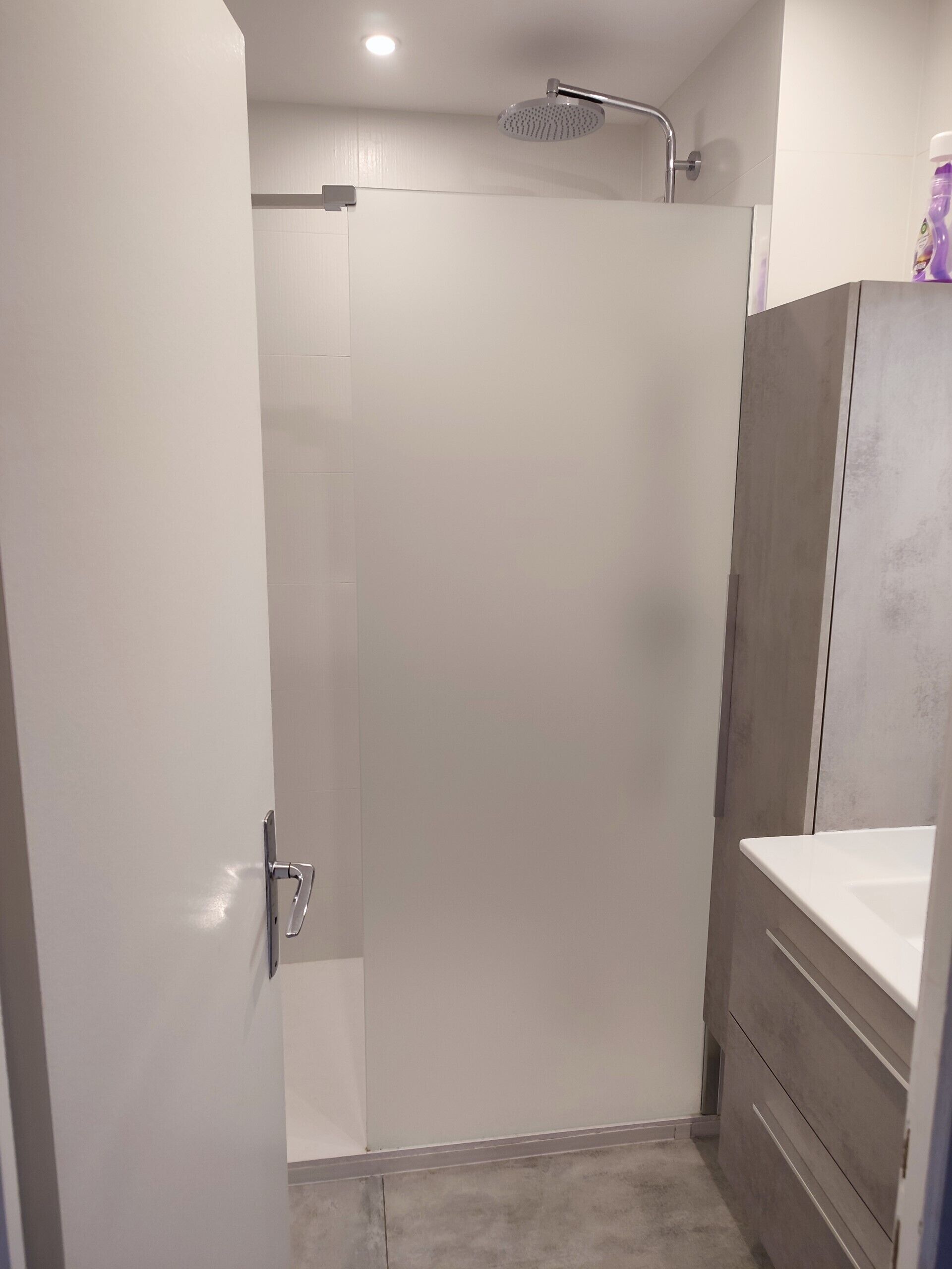 Baignoire, sèche-cheveux, serviettes fournies, papier toilette