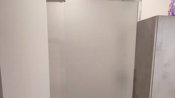 Baignoire, sĂšche-cheveux, serviettes fournies, papier toilette