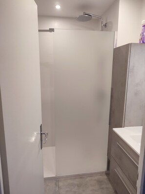 Badewanne, Haartrockner, Handtücher, Toilettenpapier