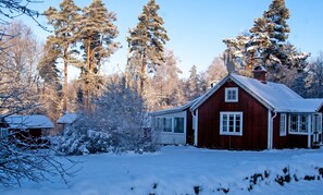 Exterior - Cottage near the lake Bolmen, Canoe, Playhouse, sandpit, WiFi, Guesthouse (Ljungby)