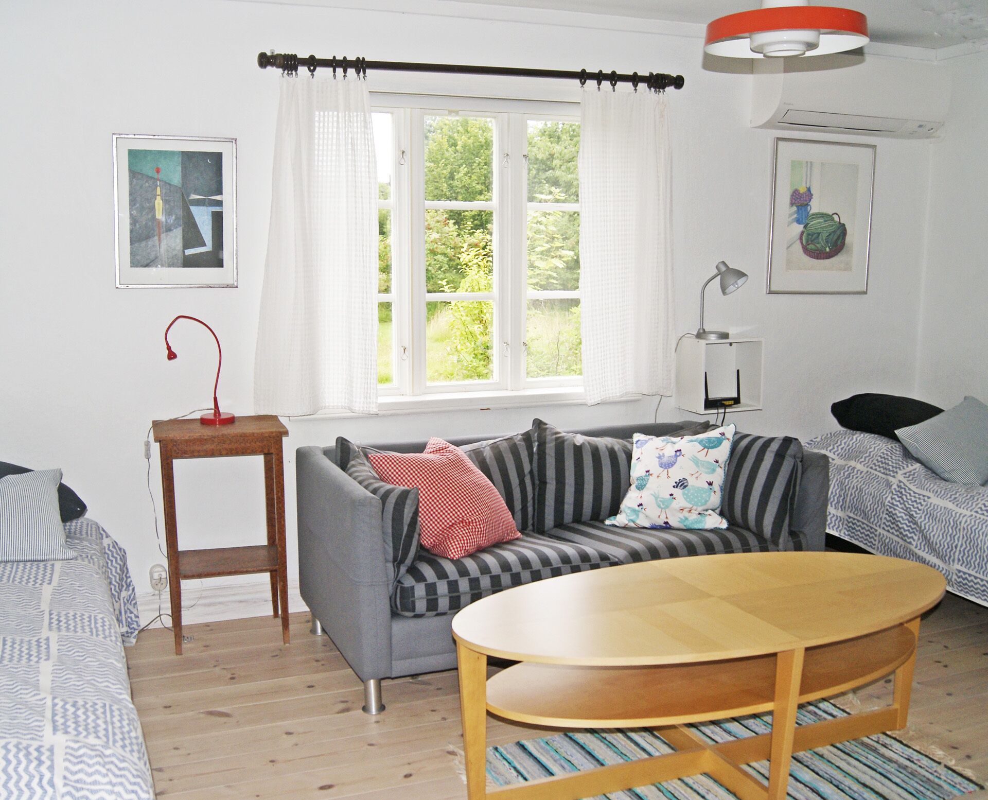 Een televisie, een open haard, een dvd-speler en boeken