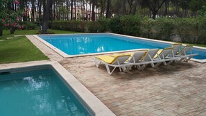 Outdoor pool - Luxury villa with large garden and pool, next to the golf course and near the beach (Vilamoura)