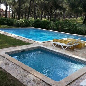 Outdoor pool - Luxury villa with large garden and pool, next to the golf course and near the beach (Vilamoura)