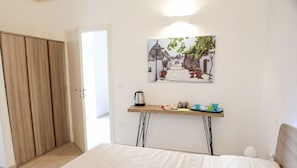 Zimmer (A) | Schreibtisch, schallisolierte Zimmer, kostenlose Babybetten