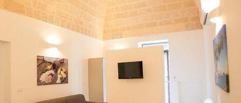 Escritorio, sistema de insonorización, cunas gratuitas y wifi gratis