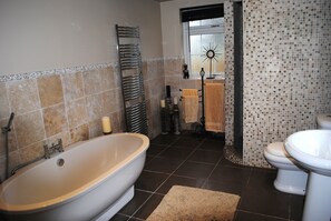 Combined shower/bathtub, hair dryer, towels, soap - 6 Bed Farmhouse, Goathland, Whitby.  Hot tub. (Goathland)