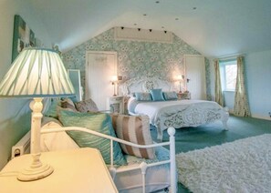 6 bedrooms, iron/ironing board, WiFi, bed sheets - 6 Bed Farmhouse, Goathland, Whitby. Hot tub. (Goathland)