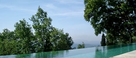 Een buitenzwembad, een infinity pool