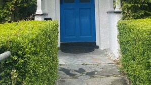 Um edifício branco com uma porta azul e uma placa com a inscrição "Tyndale".