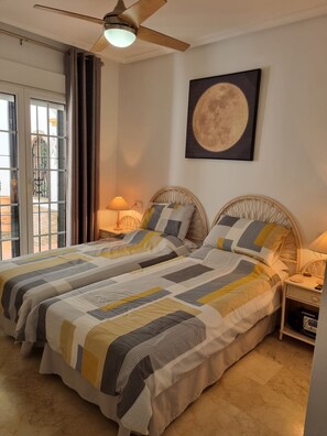 3 slaapkamers, een strijkplank/strijkijzer, reisbedje, gratis wifi