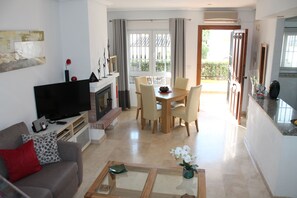 Smart TV, chimenea, reproductor de DVD, libros