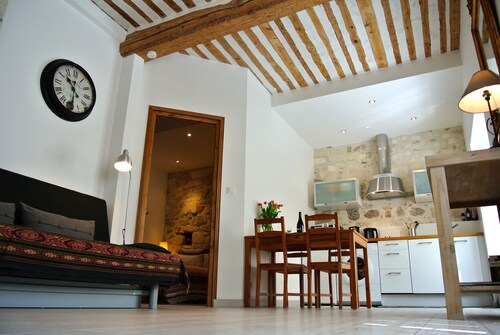 Charming apartment inside the old walls of Avignon