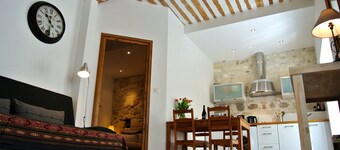 Charming apartment inside the old walls of Avignon