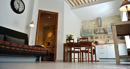 Charming apartment inside the old walls of Avignon