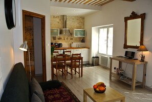 Fernseher, Bücher, Stereoanlage