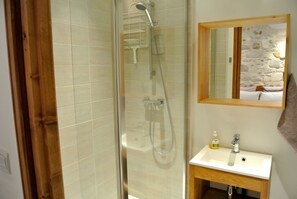 Dusche, Haartrockner, Handtücher, Seife