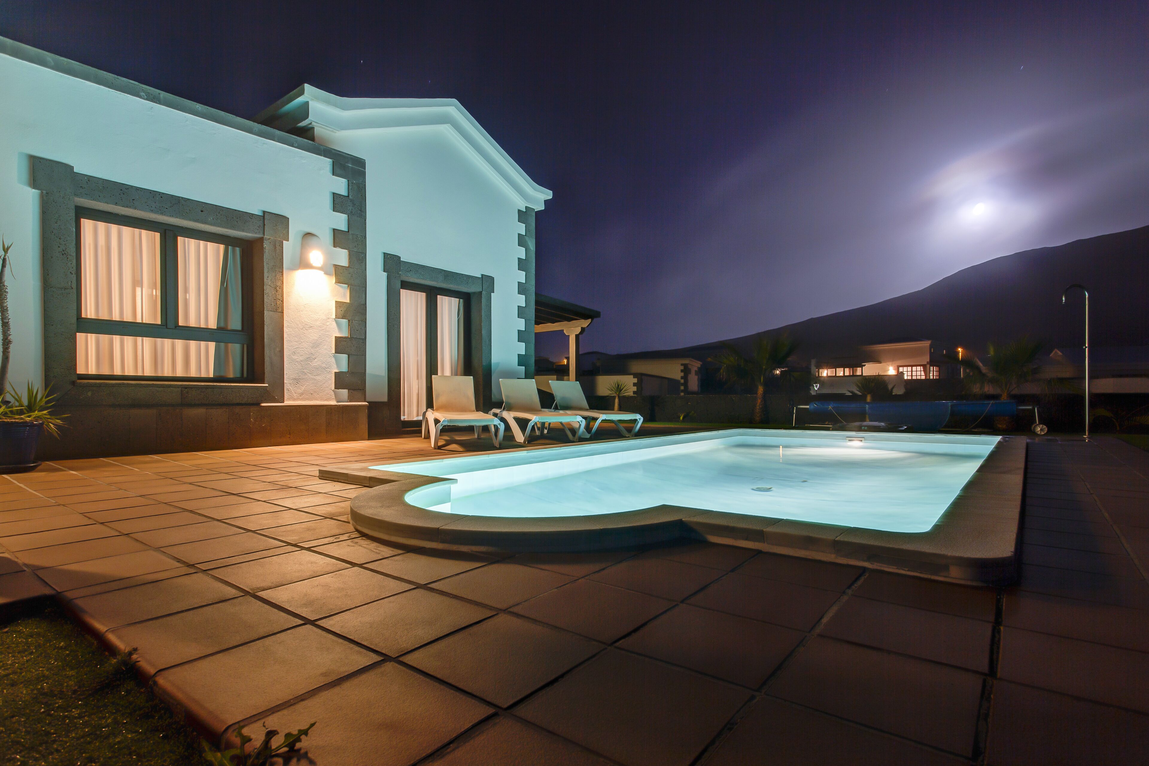 Una piscina climatizada, tumbonas