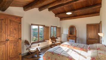 13 camere, una scrivania, ferro/asse da stiro, culla da viaggio