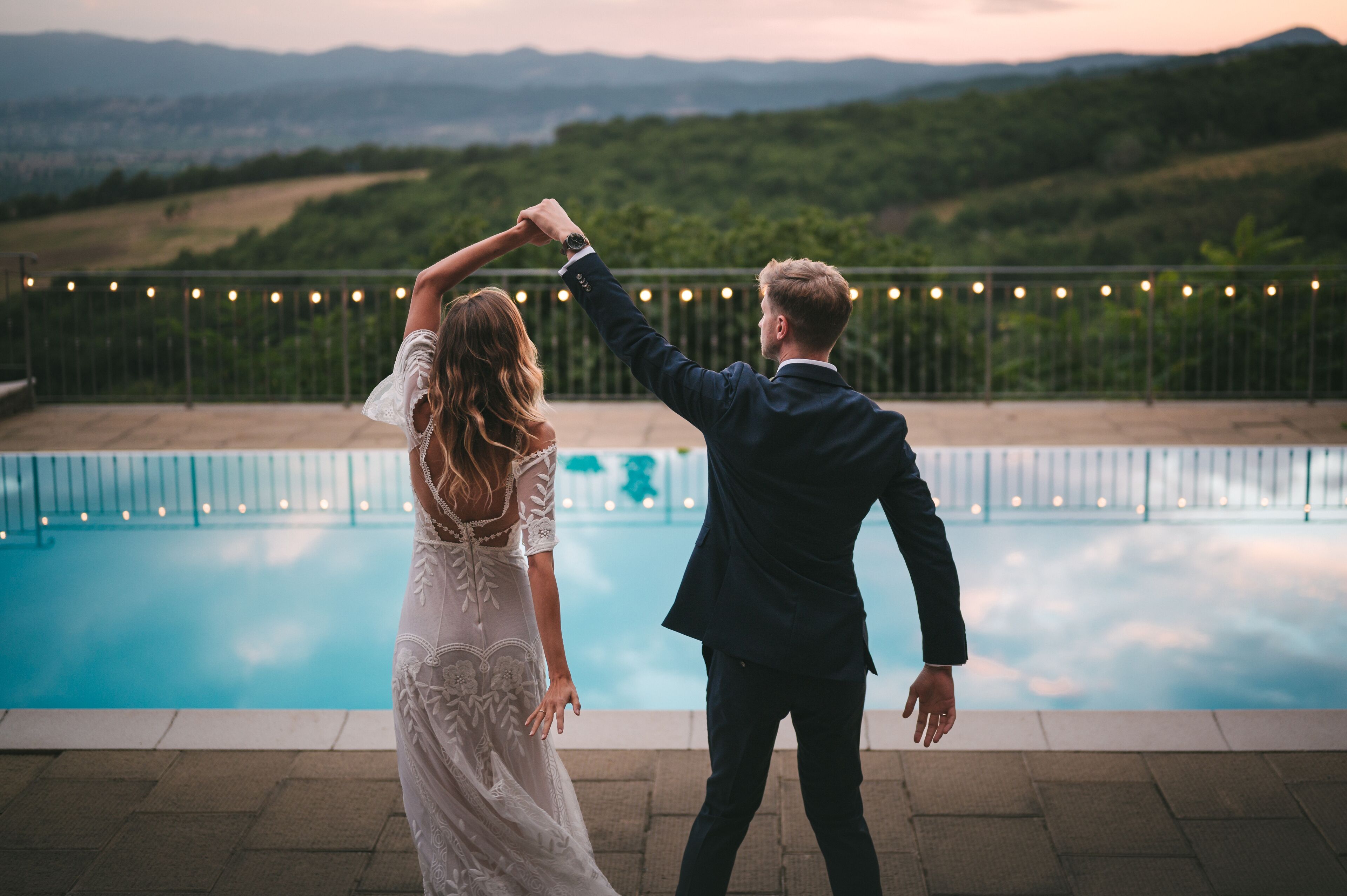 Una piscina al aire libre, una piscina climatizada