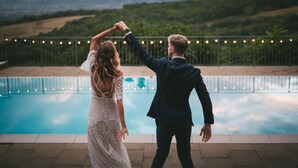 A couple dancing by a pool with a scenic view of hills and string lights in the background. - Villa Cungi with Privacy, stunning view, private pool, wifi Tuscany no neighbors (Sansepolcro)