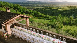 A long table set up outdoors with chairs, overlooking a scenic landscape with hills and a village in the distance. - Villa Cungi with Privacy, stunning view, private pool, wifi Tuscany no neighbors (Sansepolcro)