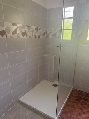 Bathtub, hair dryer, bidet