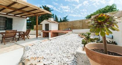 Villa Antica, maison rustique dalmate avec piscine