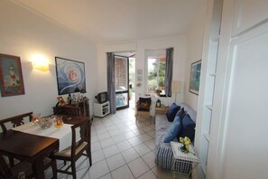 TV, DVD player, books - Porto Santo Stefano: Apartment with private access to the sea on the cliff (Porto Santo Stefano)