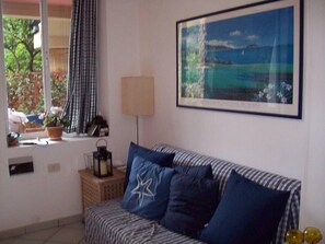 TV, DVD player, books - Porto Santo Stefano: Apartment with private access to the sea on the cliff (Porto Santo Stefano)