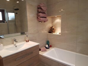 Combined shower/tub, hair dryer, towels, soap