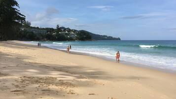 Vlak bij het strand, ligstoelen, strandlakens