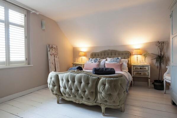 3 bedrooms, Egyptian cotton sheets, iron/ironing board, travel crib