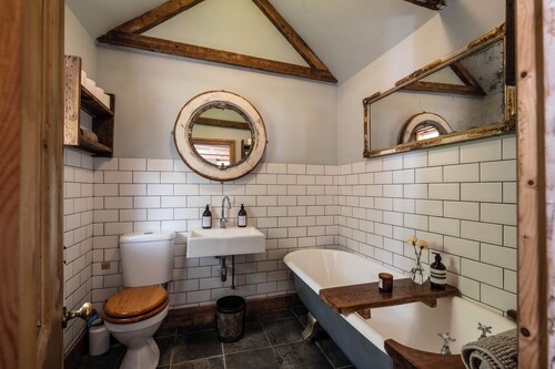 The Cook's Cottage: a coastal oasis w/outdoor kitchen, garden & cinema nr beach