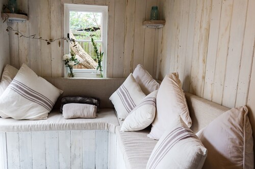  The Cook's Cottage: a coastal oasis w/outdoor kitchen, garden & cinema nr beach