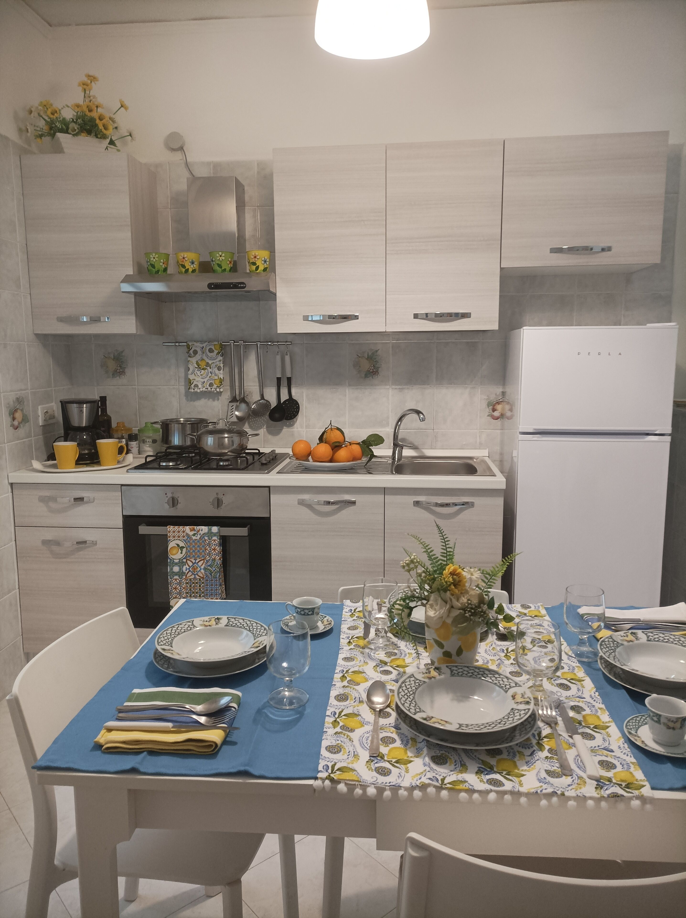 Frigorifero, microonde, forno, piano cottura