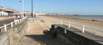 Lovely 4 bedroom semi, suitable for families can sleep up to  6 - 250m from beac