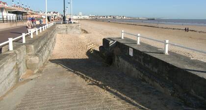 Lovely 4 bedroom semi, suitable for families can sleep up to 6 - 250m from beac