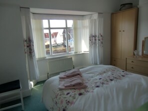 4 habitaciones, tabla de planchar con plancha y cuna de viaje 