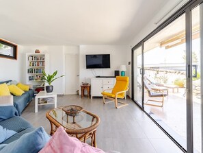 Smart TV, books, video library, stereo - Stunning beach view, heated pool, perfect house for comfort and relaxation   (Urbanización Famara)